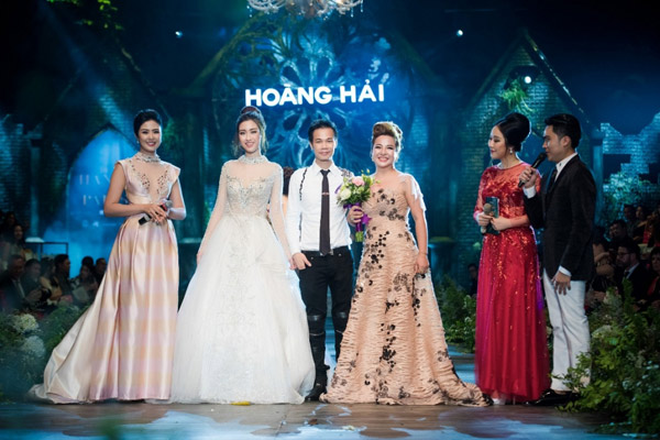 0225_Chiec_vay_cua_Do_My_Linh_dc_nu_doanh_nhan_mua_voi_gia_8000_usd.