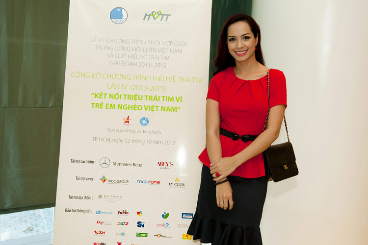 Nguoi-mau-thuy-hanh.