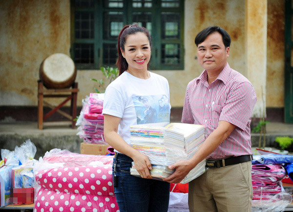 Thuy-Hang-tang-sach-giao-kh-7686-1442215906.