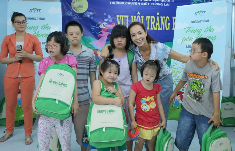 thuy-hanh-cung-cac-em-khuyet-tat-bam-sinh.